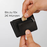 Afbeelding in Gallery-weergave laden, 43693613252874;Bis zu 10x 2€-Münzen;Ein spezieller Schnitt und flexibles Leder machen das Münzfach besonders geräumig und dehnbar. Es fasst bis zu 10x 2-Euro-Münzen und bleibt dank des hochwertigen YKK-Reißverschlusses sicher verschlossen.
