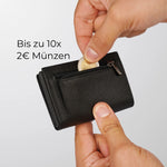 Afbeelding in Gallery-weergave laden, 52497381556490;Bis zu 10x 2€-Münzen;Ein spezieller Schnitt und flexibles Leder machen das Münzfach besonders geräumig und dehnbar. Es fasst bis zu 10x 2-Euro-Münzen und bleibt dank des hochwertigen YKK-Reißverschlusses sicher verschlossen.
